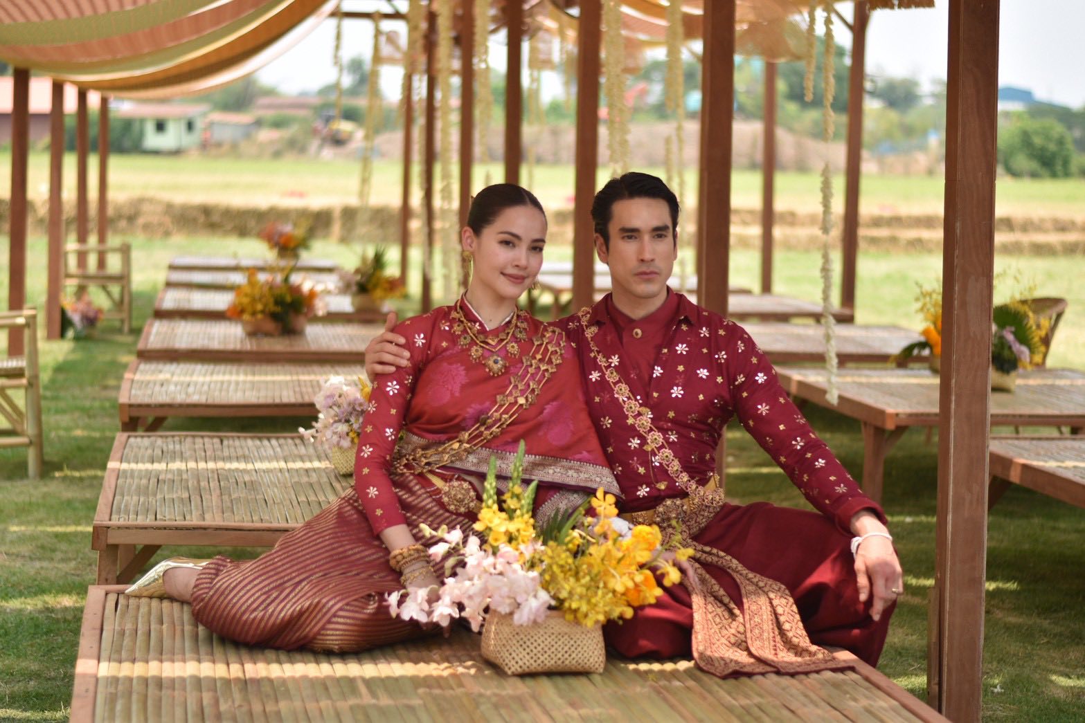อ.วีรธรรม เผยรายละเอียดชุดบ่าวสาว ณเดชน์-ญาญ่า “ชุดพื้นเมืองอีสานสีแดง”