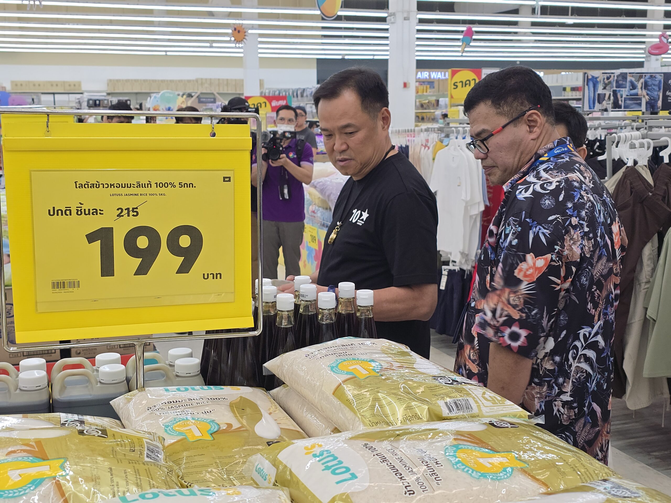 นายกฯ เดินห้างบางกะปิ ดู “ไทยช่วยไทย” ย้ำเร่งบรรเทาค่าครองชีพ