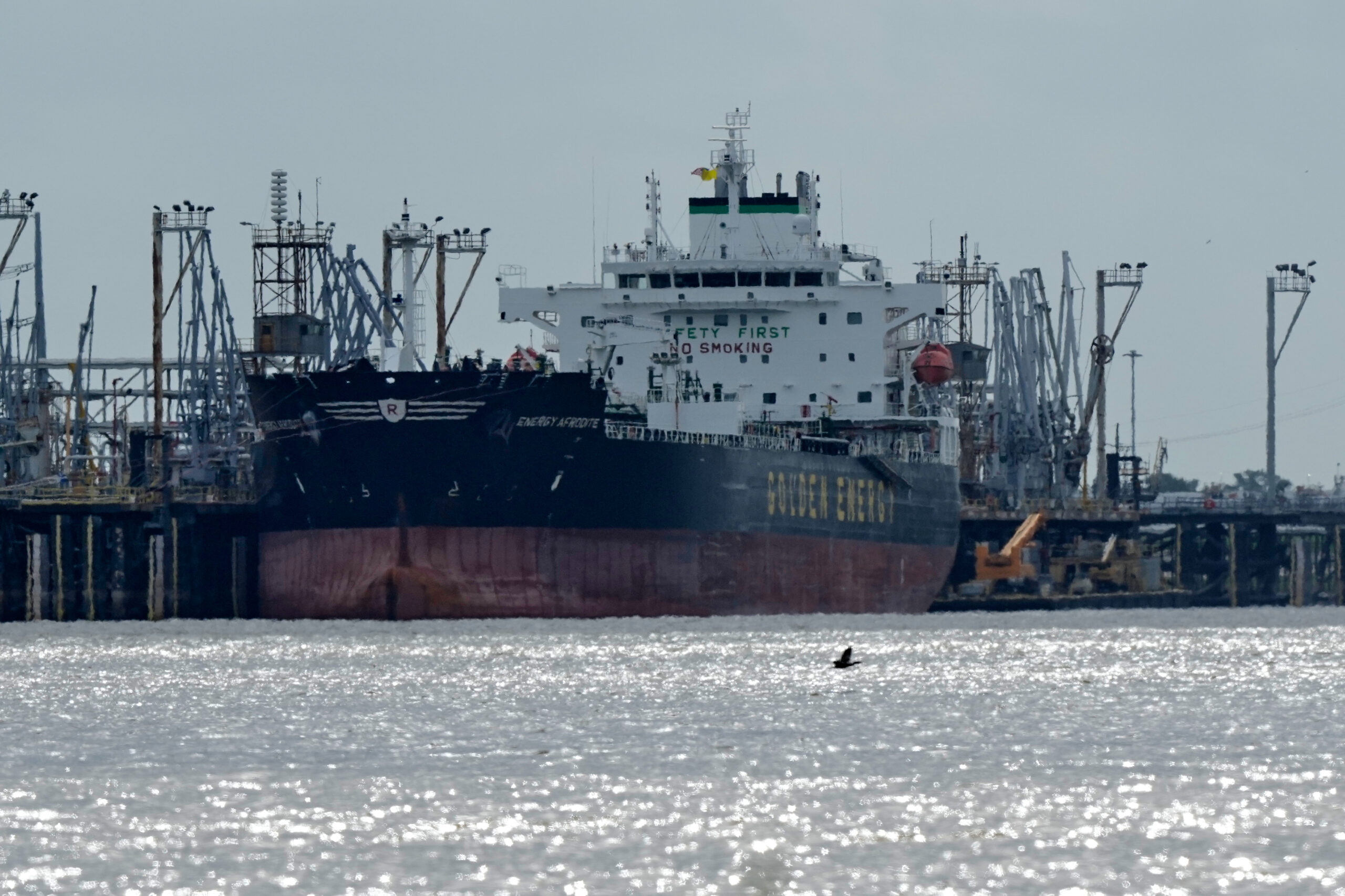 ราคาน้ำมันโลก พุ่งอีกรอบ  ทะลุ 100 ดอลลาร์/บาร์เรล  หลังทรัมป์ขู่ปิดฮอร์มุซอีกเมื่อวาน