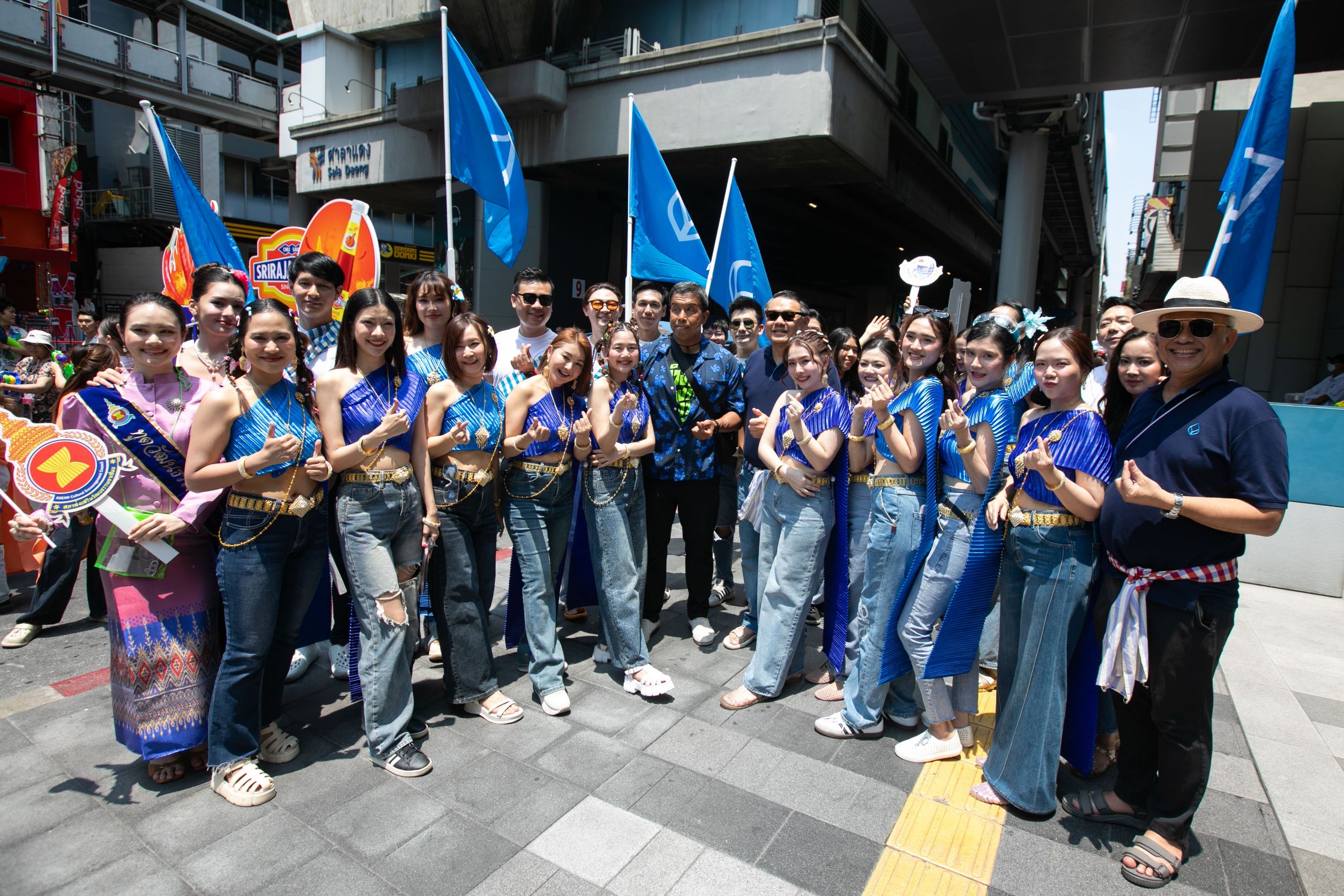 ธนาคารกรุงเทพ ชวนห่มสไบโชว์ความงามแบบไทยเล่นสงกรานต์สีลม
