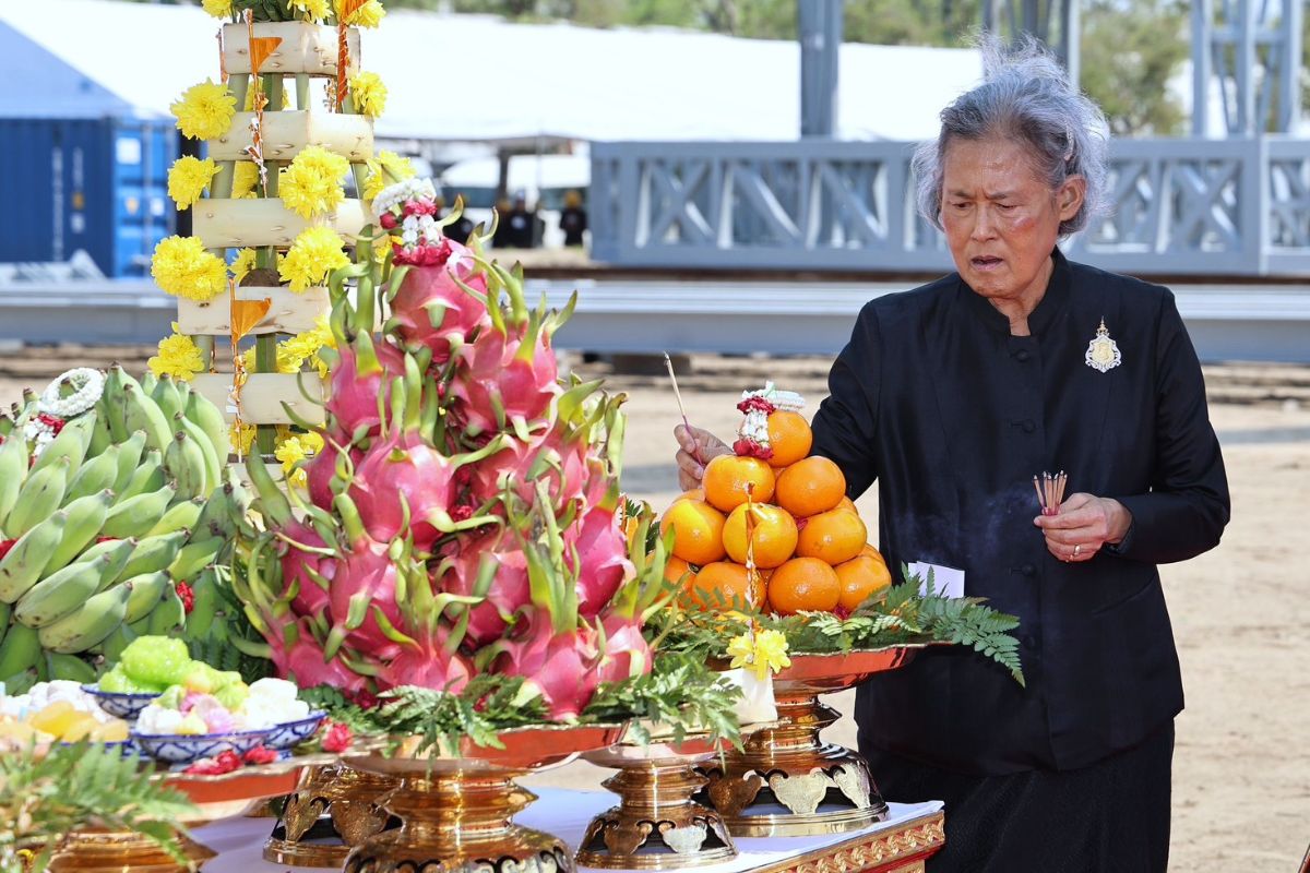 กรมสมเด็จพระเทพฯ ทรงประกอบพิธียกเสาพระเมรุมาศ ถวายพระเพลิงพระบรมศพ ‘พระพันปีหลวง’