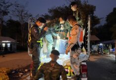 น้ำมันซุกท้ายรถ! ทหารจับลอบขน 1.2 พันลิตรส่งเมียนมา เผยซื้อ 60 ขาย 100 บาท น้ำมันซุกท้ายรถ! ทหารจับลอบขน 1.2 พันลิตรส่งเมียนมา เผยซื้อ 60 ขาย 100 บาท