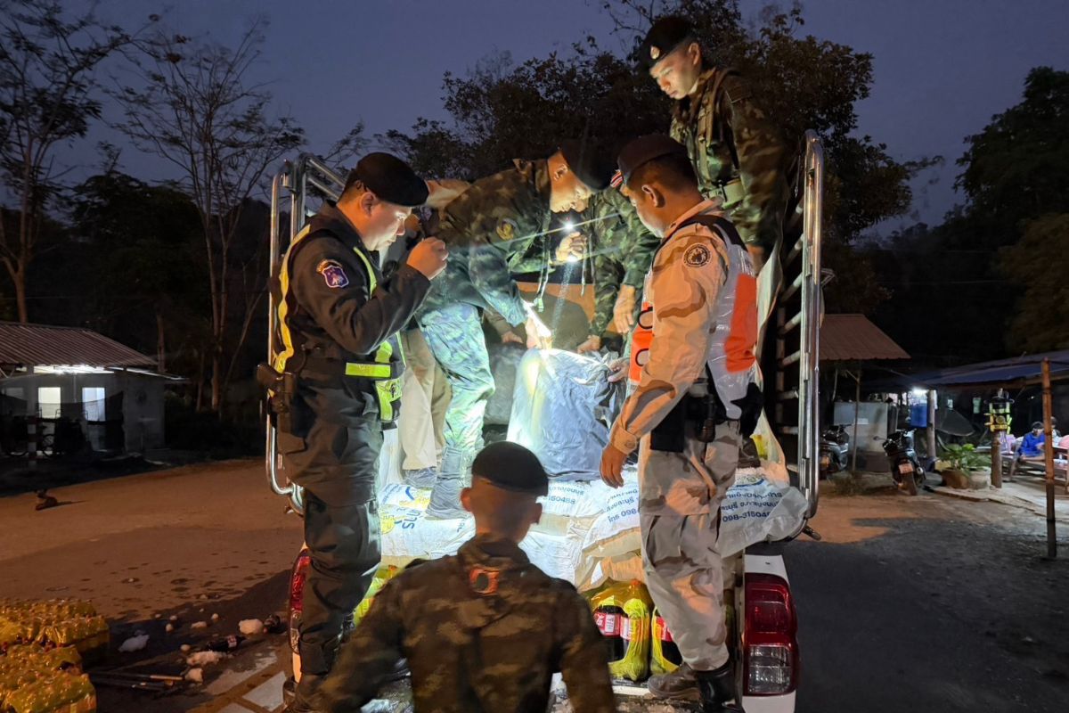 น้ำมันซุกท้ายรถ! ทหารจับลอบขน 1.2 พันลิตรส่งเมียนมา เผยซื้อ 60 ขาย 100 บาท