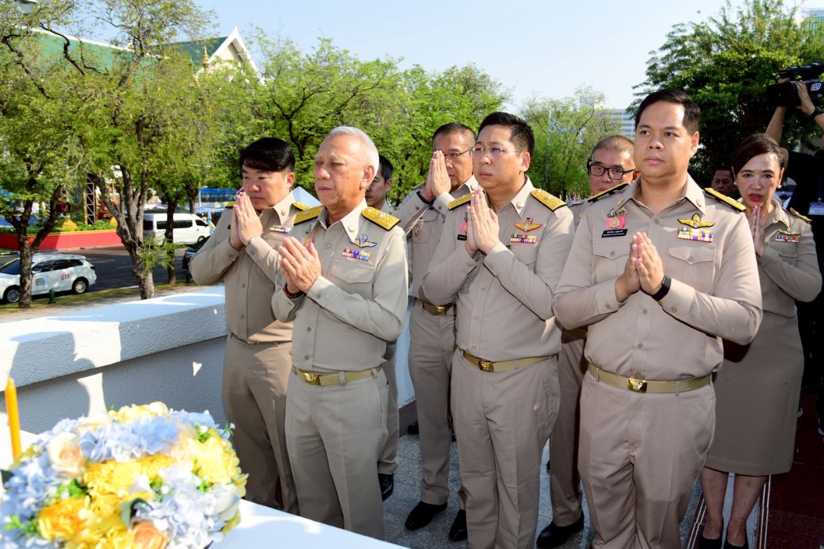 ‘พิพัฒน์’ ควง 3 รมช.คมนาคม เข้ากระทรวงวันแรก ลุย 4 มิติ ย้ำทำงาน ‘ไวเห็นผลจริง’