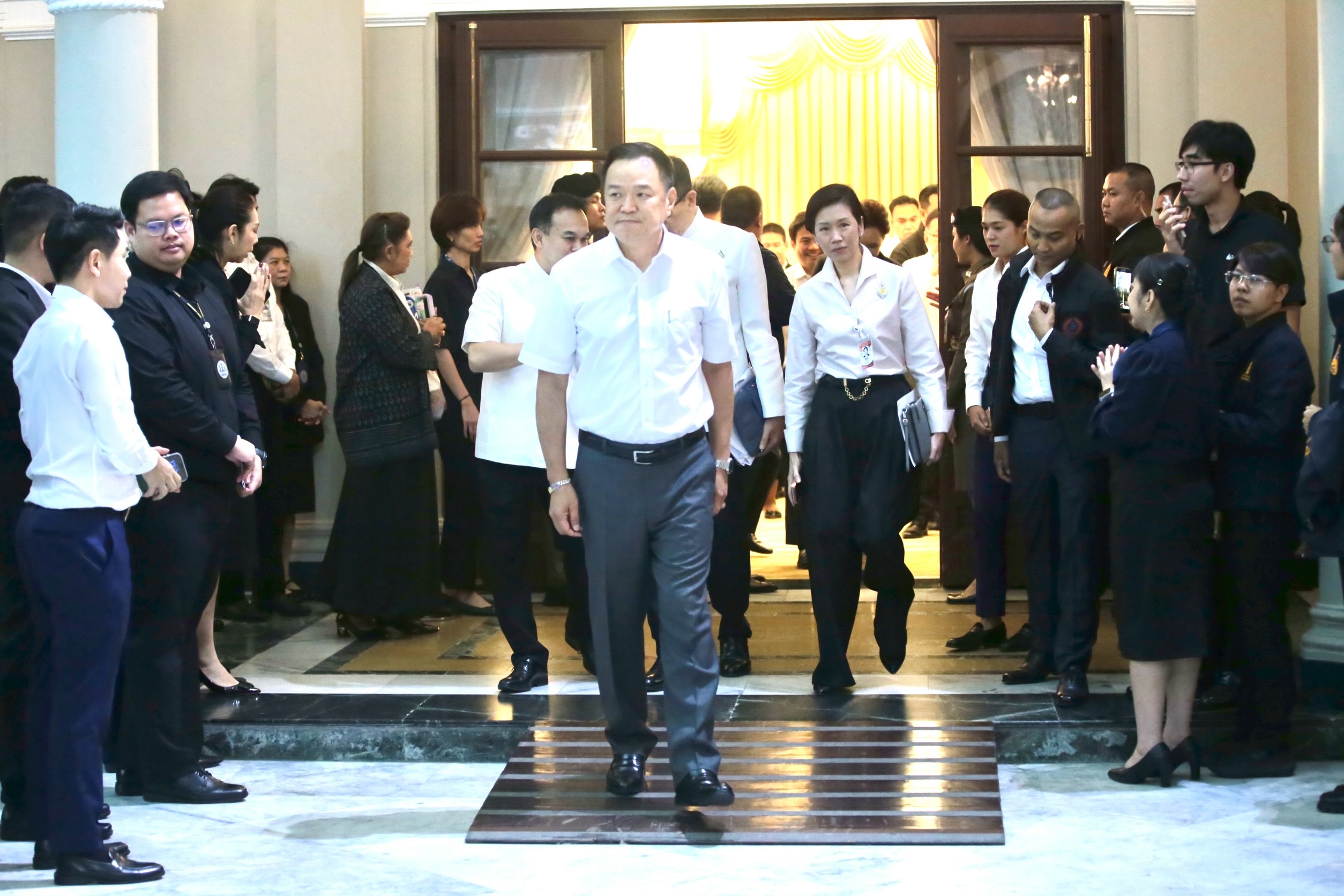 นายกฯ อวยพรสงกรานต์ ประชาชนพักให้มีความสุข ไม่ต้องกังวลน้ำมัน ส่ง ‘สุริยะ’ บินดีลหาปุ๋ย-พลังงาน