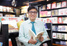 นพ.วรรษา เปาอินทร์ แฟนพันธุ์แท้ หนังสือประวัติศาสตร์ ‘เครือมติชนคือคลังแห่งความรู้ ’ นพ.วรรษา เปาอินทร์