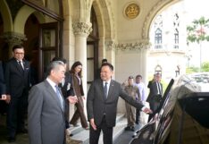 'อนุทิน' สวมบทโชเฟอร์ขับรถไฟฟ้าพา ‘หวัง อี้' ไปกินข้าวเที่ยง