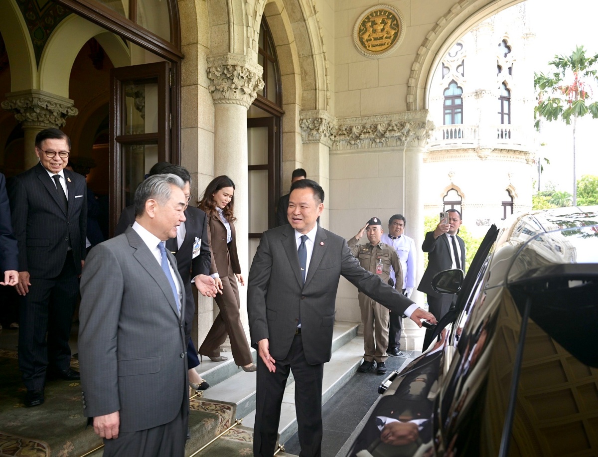 ‘อนุทิน’ สวมบทโชเฟอร์ขับรถไฟฟ้าพา ‘หวัง อี้’ ไปกินข้าวเที่ยง
