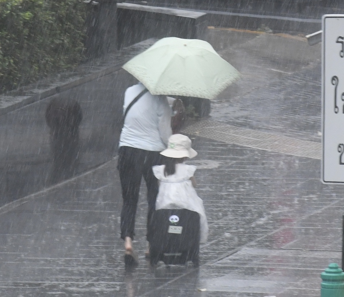 กรมอุตุฯเตือน ฉบับ 7 “พายุฤดูร้อน” ฝนตกหนัก-ลมแรง กระทบถึง 1 พ.ค.นี้