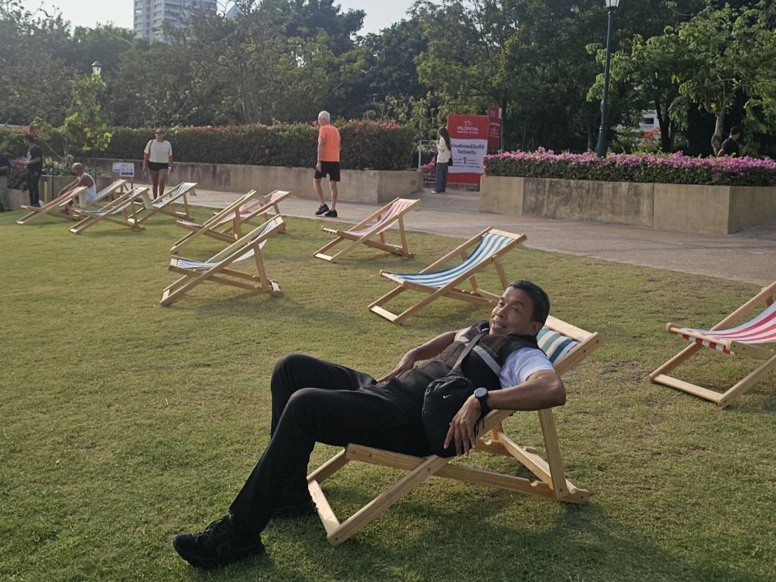ชัชชาติ ผุดโครงการ ”เหนื่อยนักพักก่อน” ทดลองตั้งเก้าอี้แบ่งปันริมสระสวนเบญจกิติ ไว้นั่งผ่อนคลาย