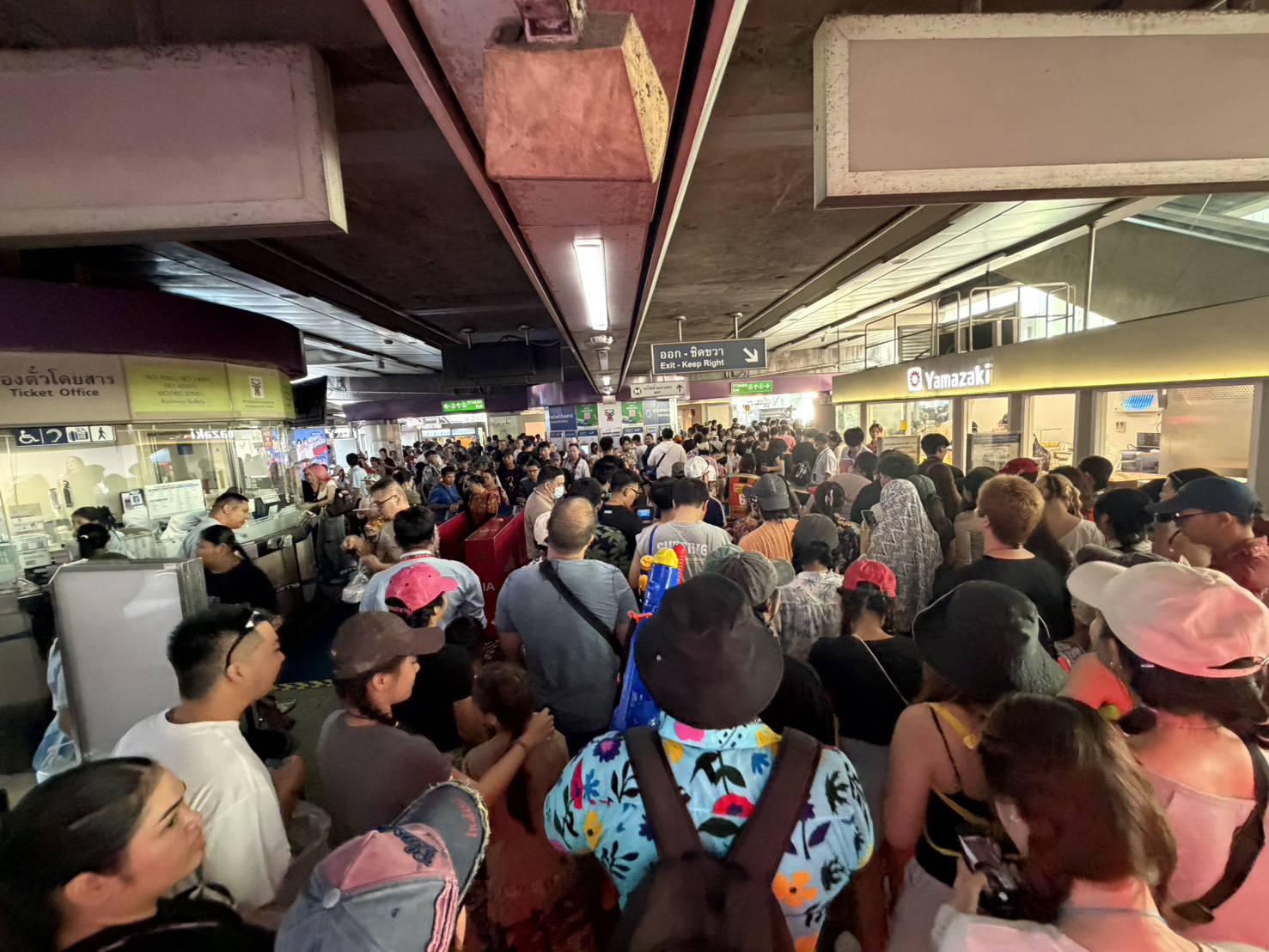 สงกรานต์’69 ดันยอดใช้ “รถไฟฟ้า” พุ่ง 1.2 ล้านคน-เที่ยว อานิสงส์มหาชนเล่นน้ำกลางกรุง