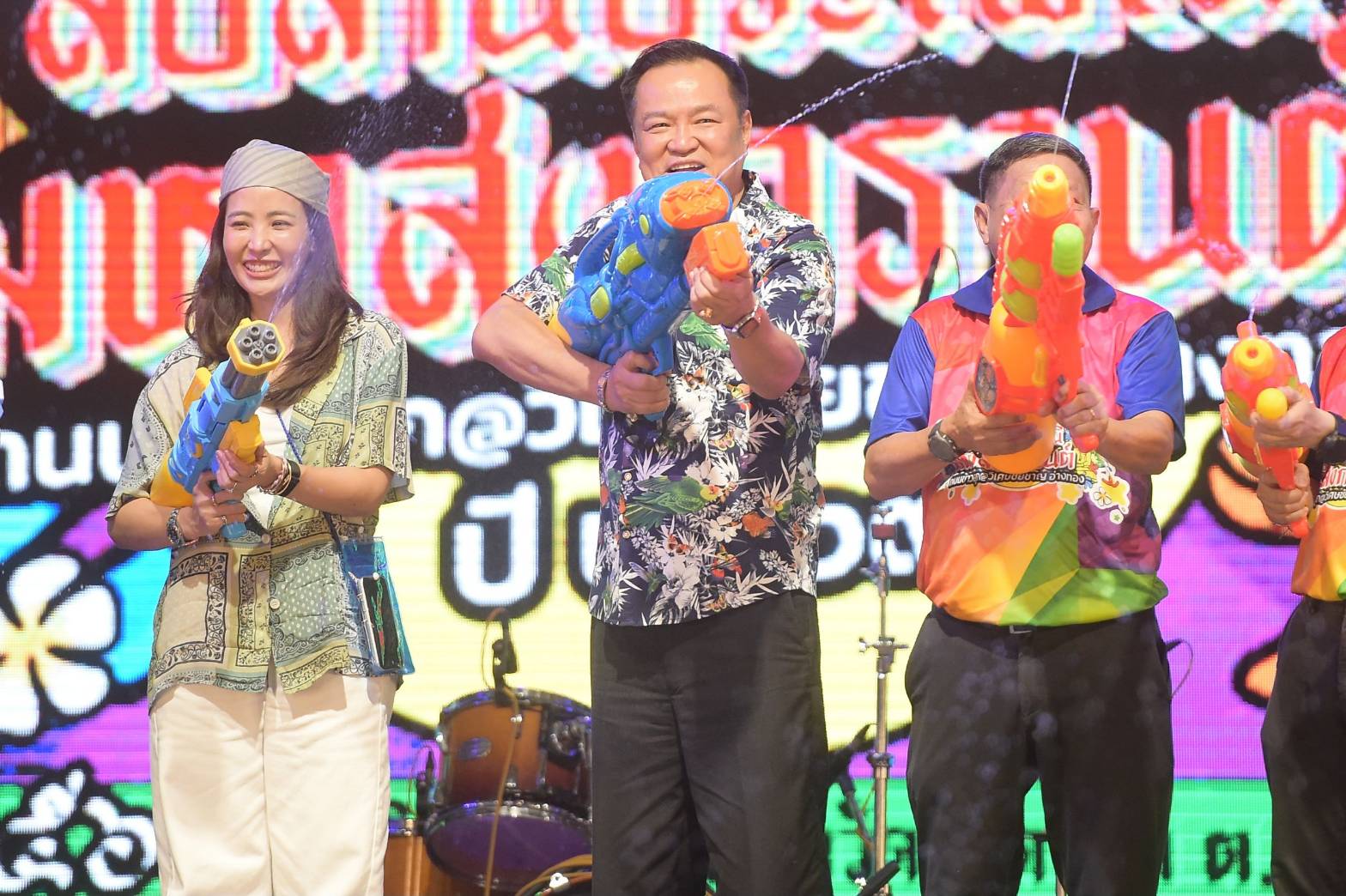 นายกฯ นำคณะยิงปืนฉีดน้ำชุ่มฉ่ำ เปิดงานมหาสงกรานต์ถนนข้าวสุก จ.อ่างทอง