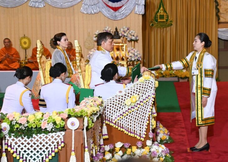 ในหลวง พระราชินี พระราชทานปริญญาบัตรแก่ผู้สำเร็จการศึกษาจาก มสธ. ประจำปีการศึกษา 2566
