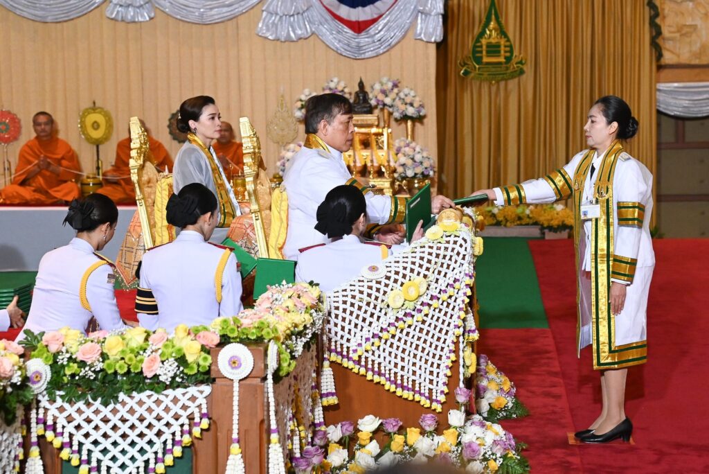 ในหลวง พระราชินี พระราชทานปริญญาบัตรแก่ผู้สำเร็จการศึกษาจาก มสธ. ประจำปีการศึกษา 2566