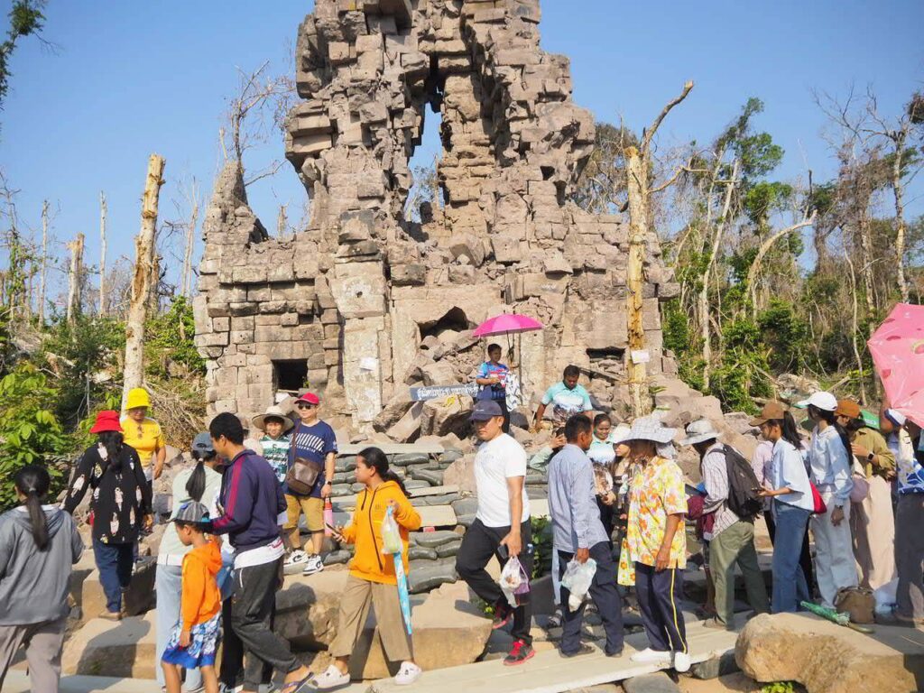 ศรัทธาหลั่งไหล! 'ปราสาทตาควาย–เนิน 350' คึกคักรับสงกรานต์