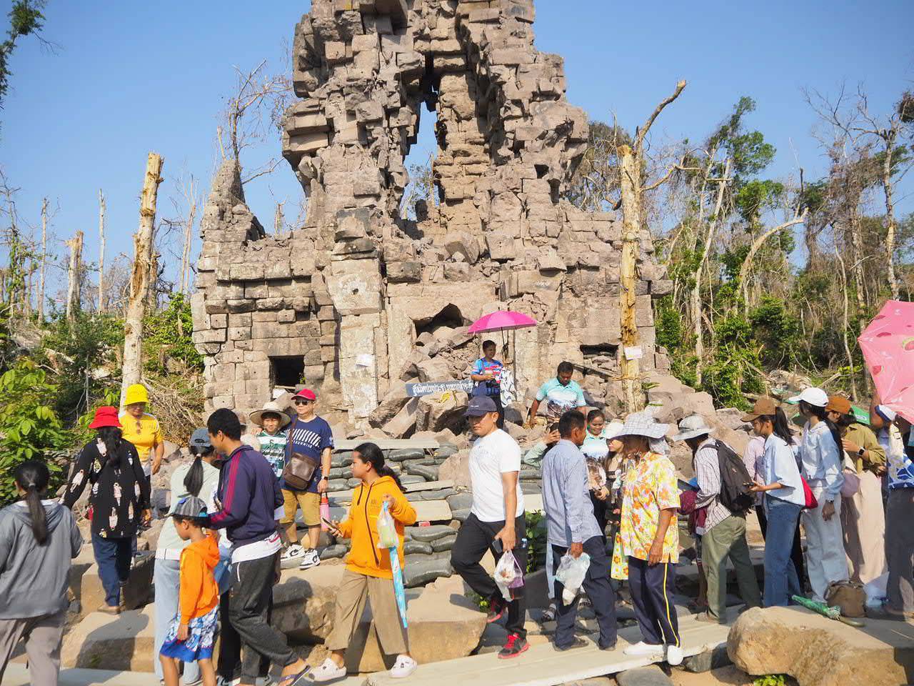 ศรัทธาหลั่งไหล! ‘ปราสาทตาควาย–เนิน 350’ คึกคักรับสงกรานต์