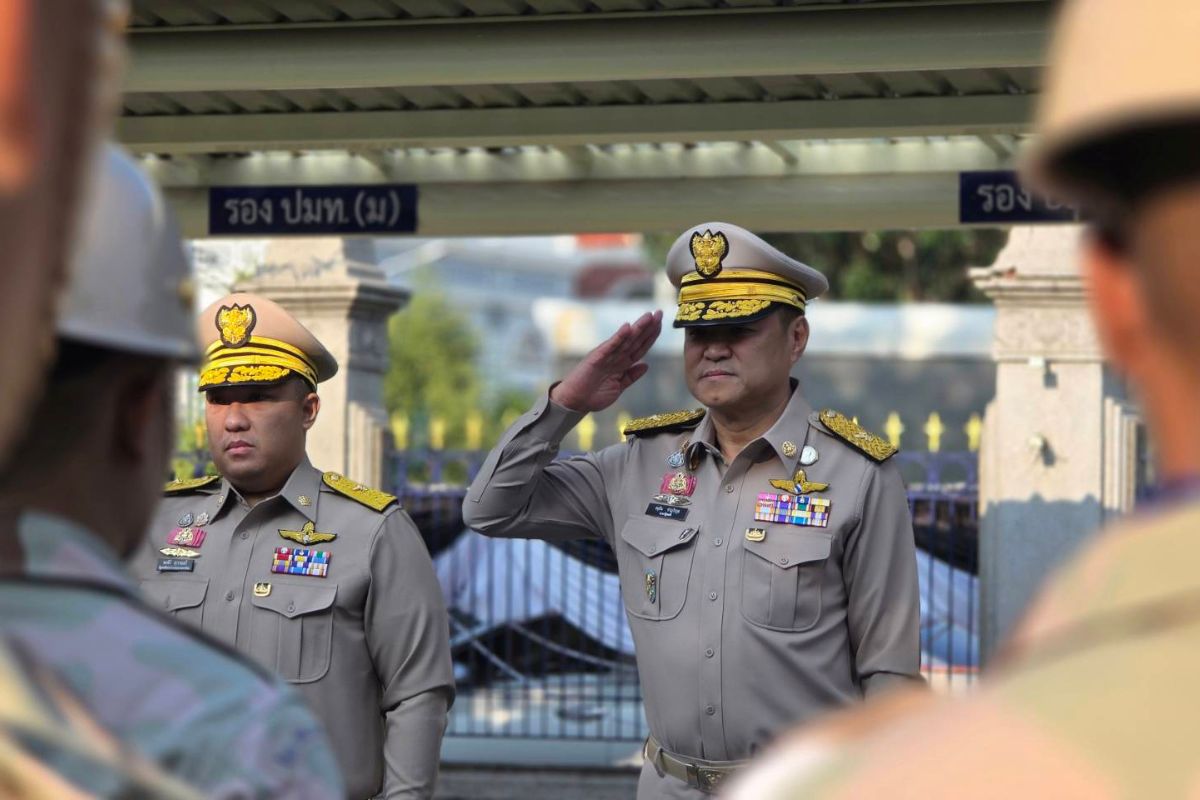 ‘อนุทิน’ นำ ’3 รมช.ลูกเทพ‘ เข้า ก.มหาดไทย สักการะสิ่งศักดิ์สิทธิ์ก่อนเริ่มงาน