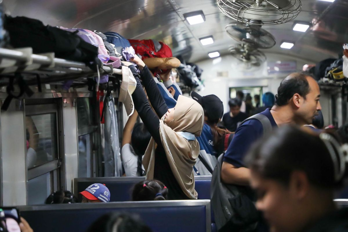 แห่นั่งรถไฟกลับบ้านสงกรานต์ การรถไฟฯ เพิ่มรถโดยสารกว่า 210 ขบวน เสริมพิเศษอีก 4 ขบวน
