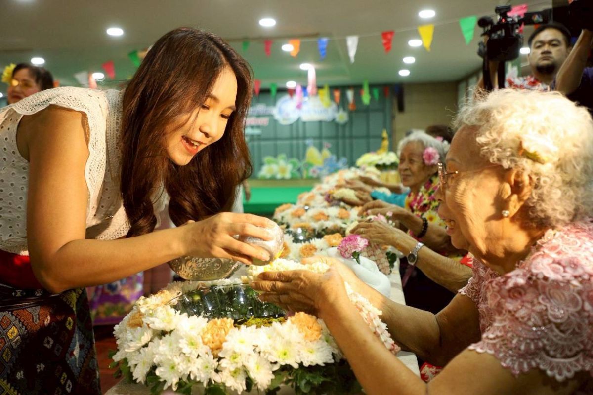 ปชน.นำทีม สส.กรุงเทพ รดน้ำดำหัวผู้สูงอายุ จี้เร่งดัน พ.ร.บ.กทม. เพื่อดูแลคนชราให้ครอบคลุม