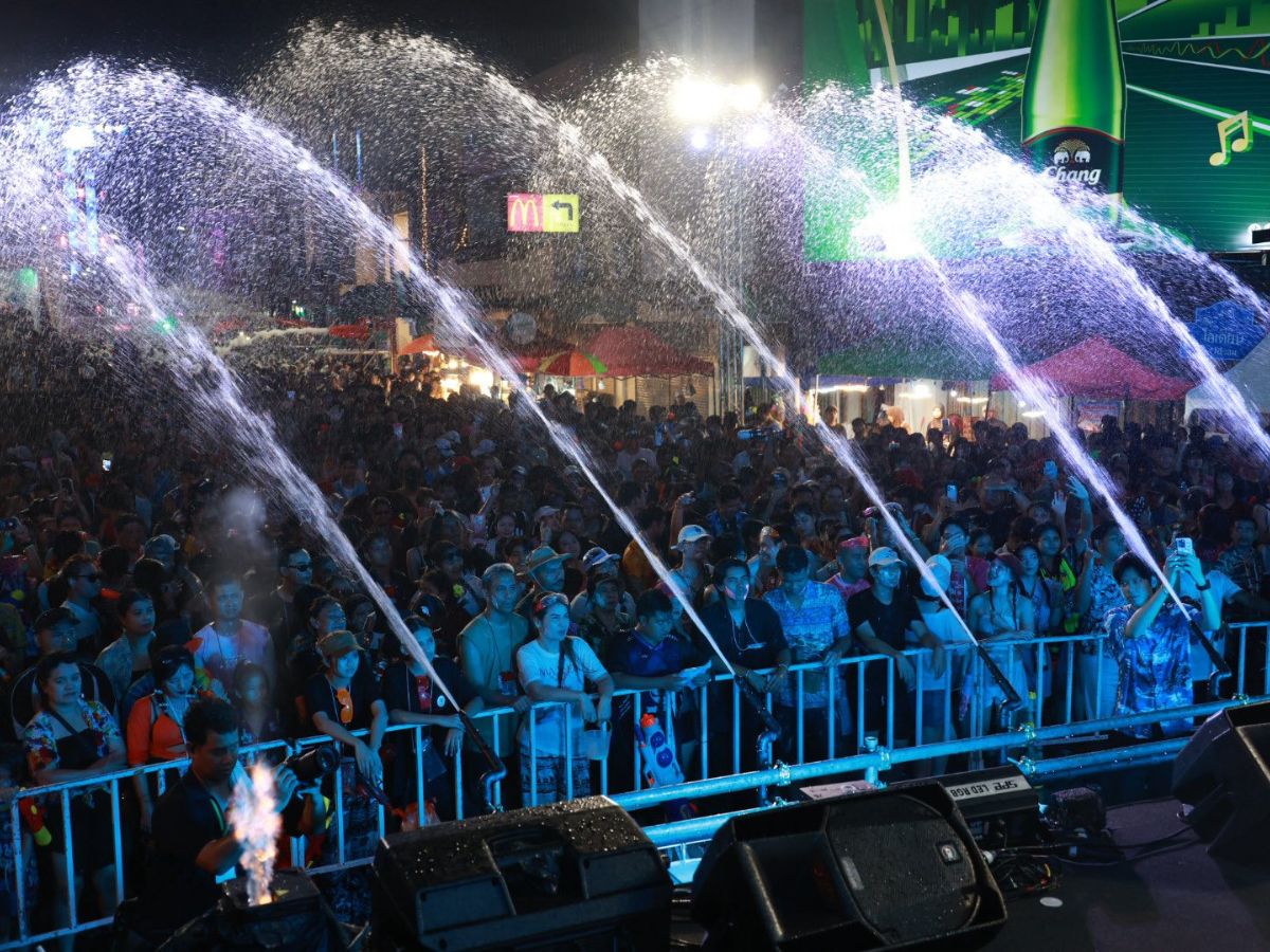 แยกโอเดียนหาดใหญ่คึกคัก! นักท่องเที่ยวนับหมื่นแห่ร่วมเล่นน้ำสงกรานต์