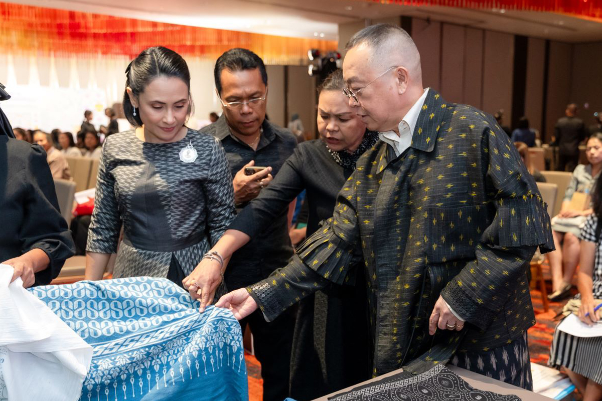 กรมการพัฒนาชุมชน จัดกิจกรรม Coaching ผ้าลายพระราชทานและงานหัตถกรรม 2569