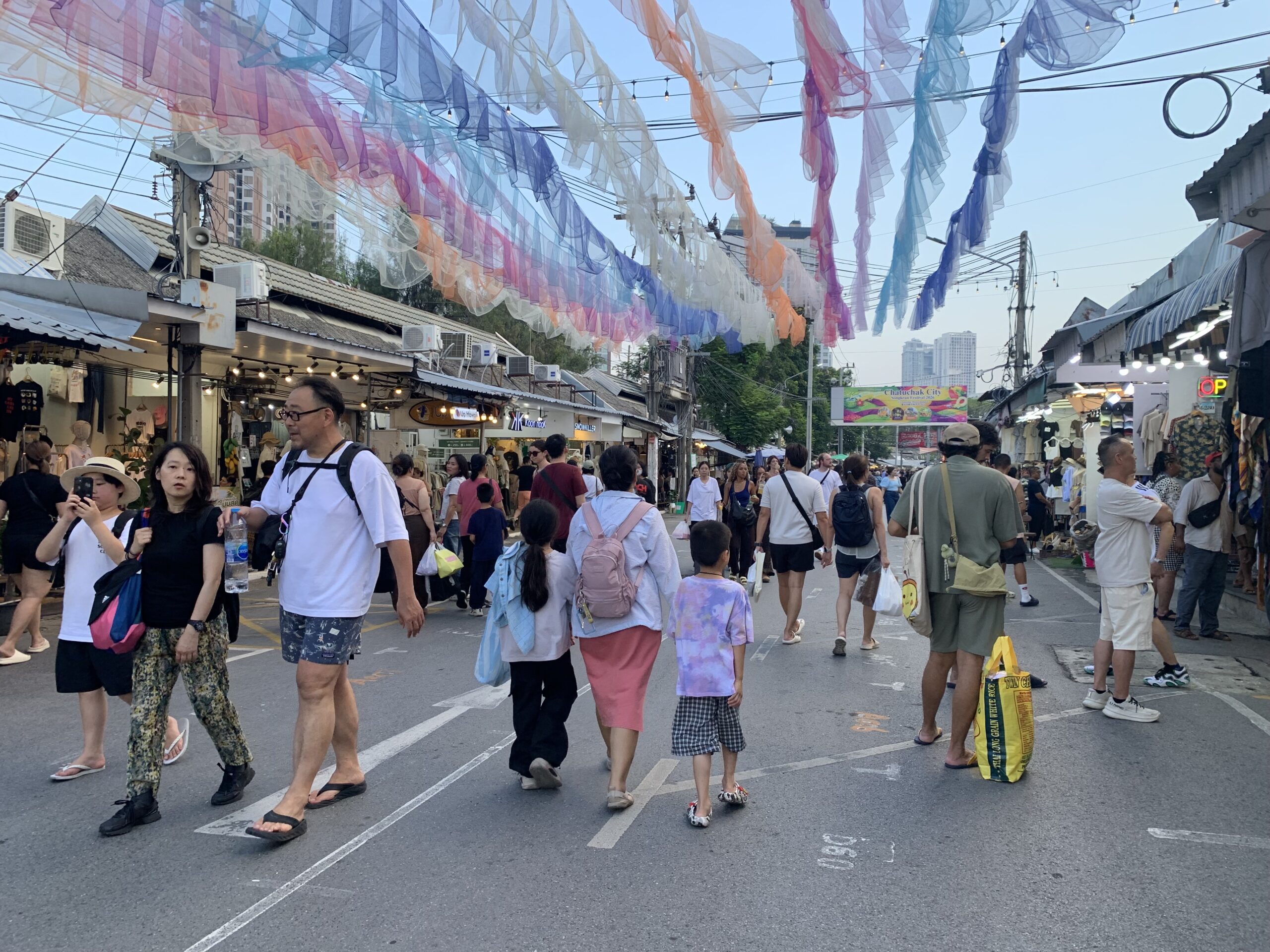 ร้านค้าตลาดจตุจักรโอด เดินเยอะซื้อน้อย ยอดขายหาย 60% หนักกว่าโควิด ปล่อยเช่าเซ้งพรึ่บ