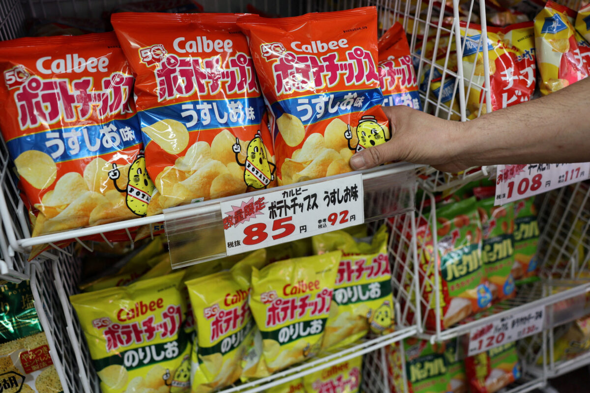 Calbee เปลี่ยนซองขนมเหลือขาว-ดำ เหตุสงครามกระทบหมึกพิมพ์