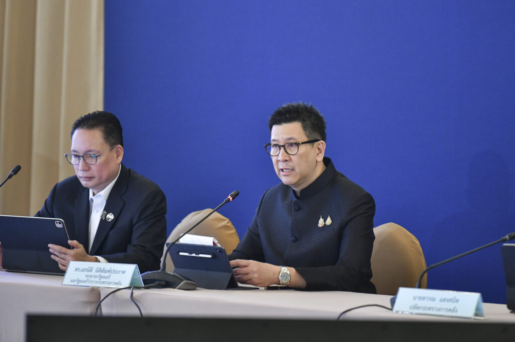 เอกนิติ นิติทัณฑ์ประภาศ แถลงข่าวโครงการ “ไทยช่วยไทยพลัส” กับซีอีโอแบงก์กรุงไทย