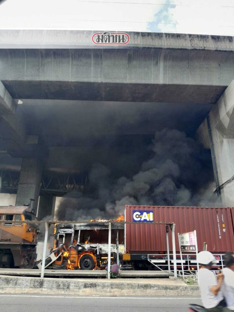 เกิดเหตุรถไฟชนรถเมล์ บริเวณแอร์พอร์ตลิ้งก์มักกะสัน
