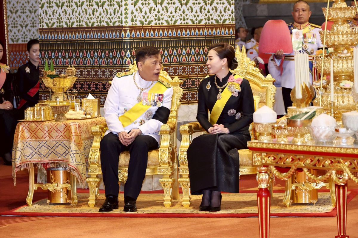 ในหลวง พระราชินี เสด็จฯไปในการพระราชพิธีฉัตรมงคล 2569 ณ พระที่นั่งอมรินทรวินิจฉัย