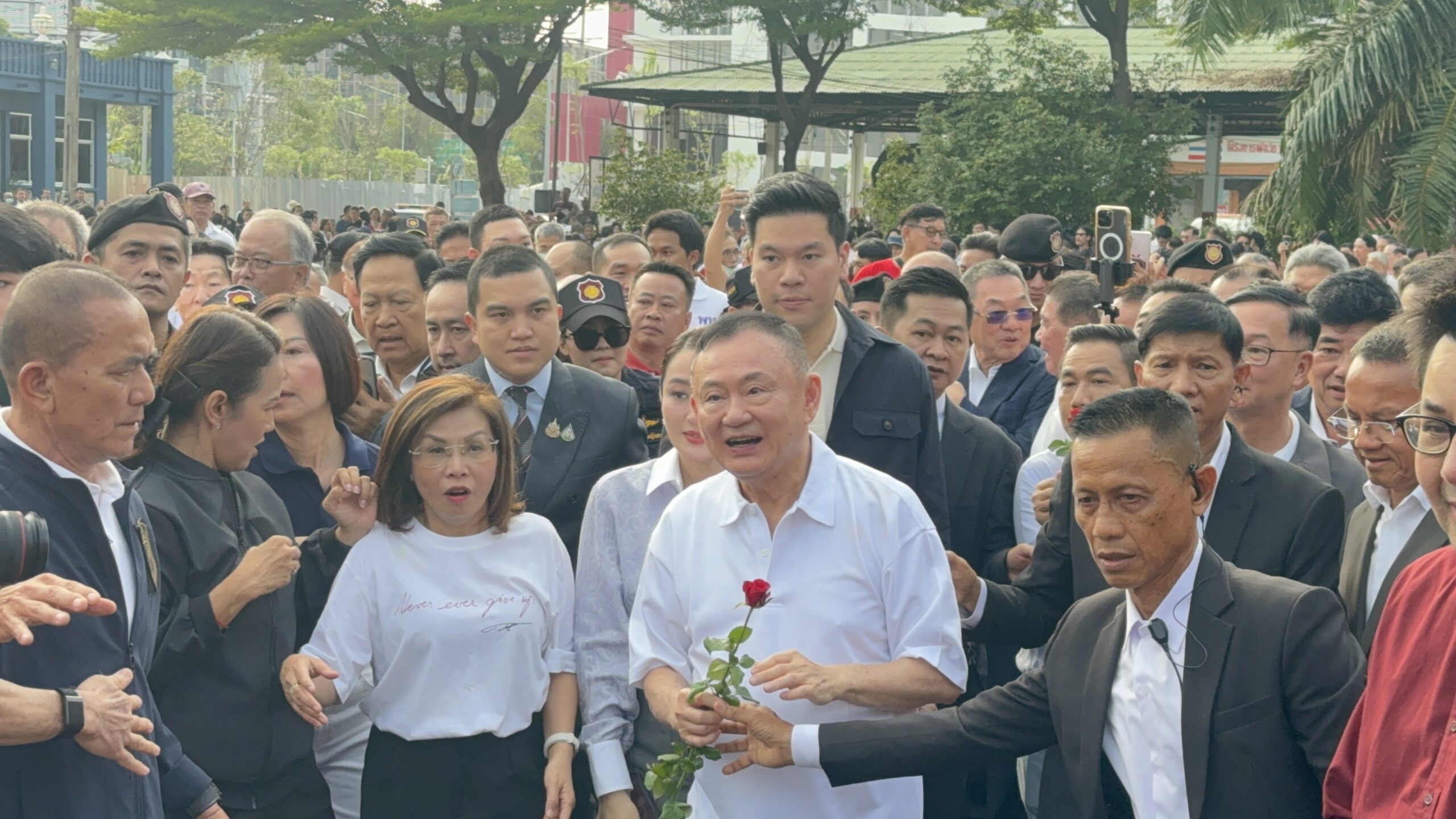 “ทักษิณ” พักโทษออกจากเรือนจำ เสื้อแดง – นักการเมืองค่ายเพื่อไทย รอต้อนรับแน่น