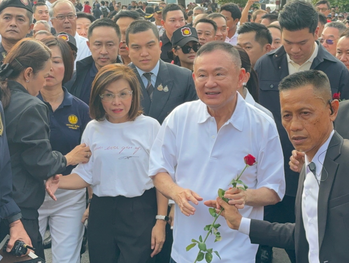 ‘ทักษิณ’ พ้นเรือนจำ ‘ครอบครัว-แกนนำเพื่อไทย-คนเสื้อแดง’ ต้อนรับอบอุ่น