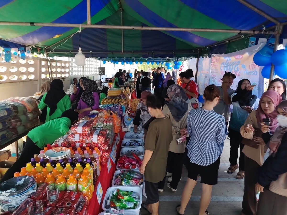 รัฐเปิดเกมลดค่าครองชีพ 800 อำเภอ ประชาชนแห่ซื้อสินค้าไทยช่วยไทยคึกคัก