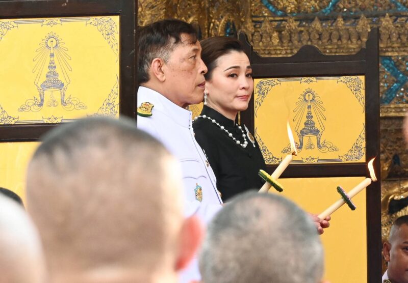 ในหลวง พระราชินี เสด็จฯ เวียนเทียน ทรงบำเพ็ญพระราชกุศลวิสาขบูชา 