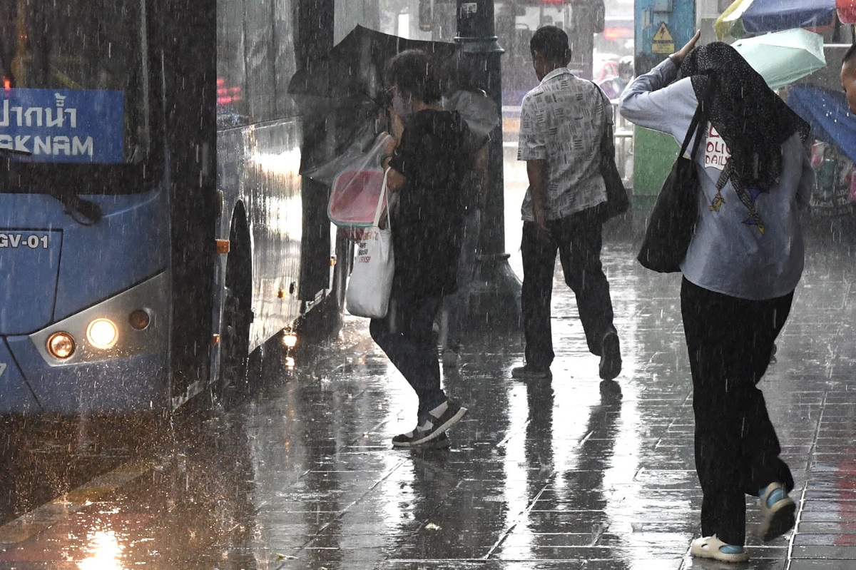 กรมอุตุฯ ไขข้อสงสัย “หน้าฝน-ฤดูฝน” ทำไมฝนชอบตกตอนเลิกงาน