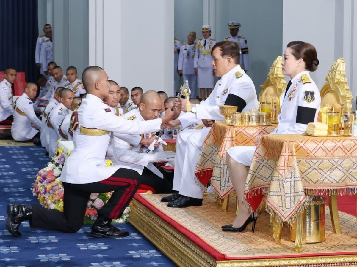 ในหลวง พระราชินี พระราชทานกระบี่และปริญญาบัตร
