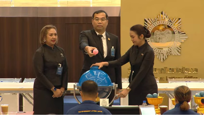 นายเชษฐา โมสิกรัตน์ ผู้ว่าราชการจังหวัดนนทบุรี เป็นประธานออกรางวัล งวด 2 พ.ค. 2569