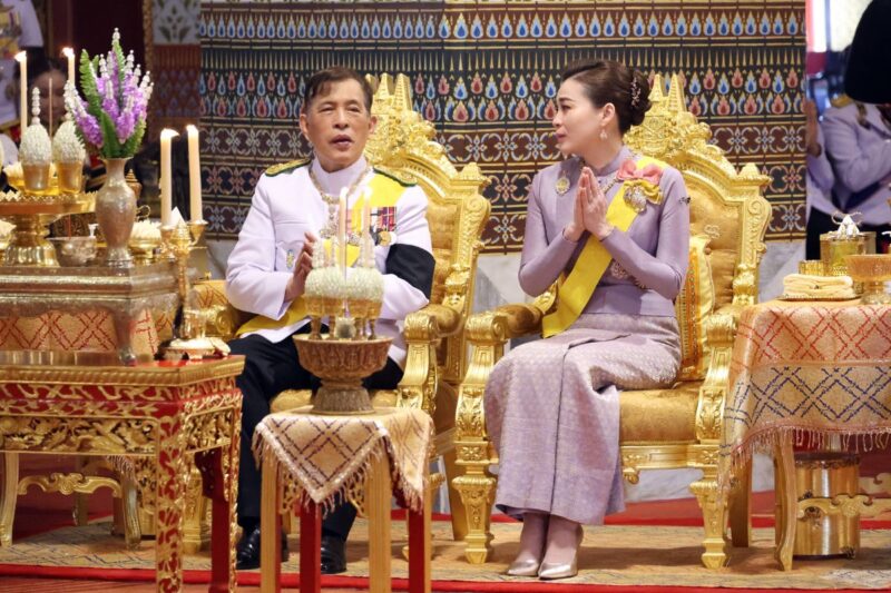 ในหลวง เสด็จฯ พระราชพิธีเฉลิมพระชนมพรรษา 4 รอบ พระราชินี