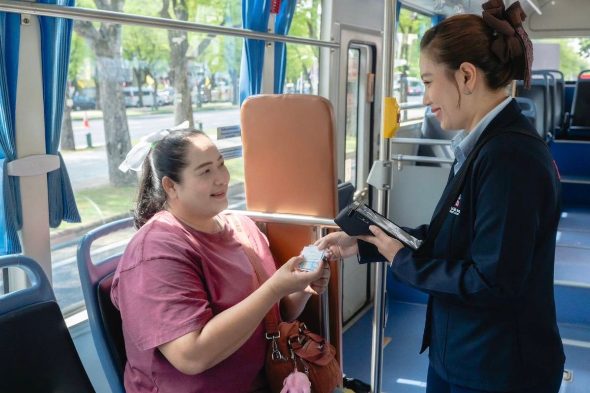 นำร่อง บัตรสวัสดิการแห่งรัฐ ชำระค่ารถเมล์ไฟฟ้า ‘ไทย สมายล์ บ