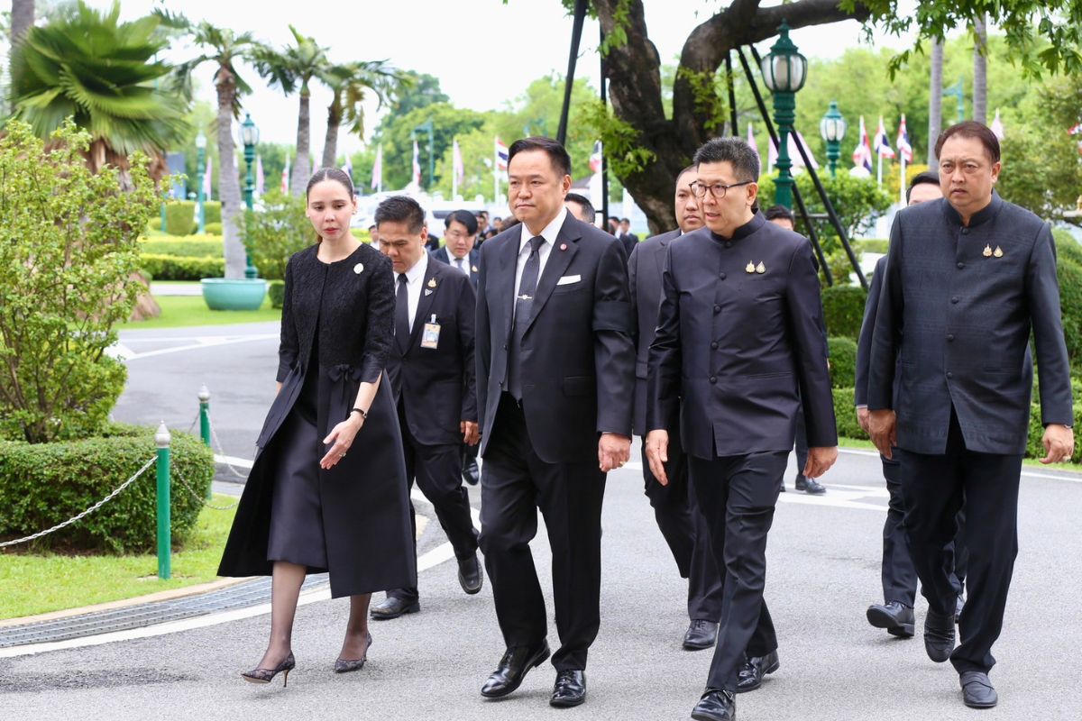 นายกฯ ถก ครม.นัดพิเศษ ทำเนียบรัฐบาลลดธงครึ่งเสา ถวายความอาลั