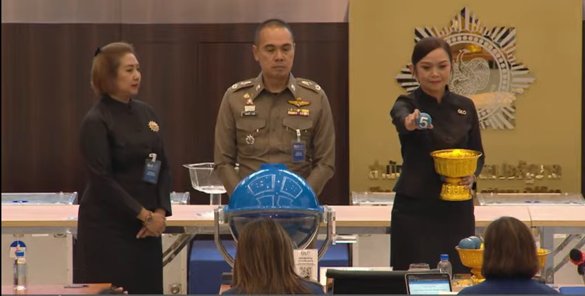 พล.ต.ต.เดชรพี คงดี ผู้บังคับการตำรวจภูธรจังหวัดนนทบุรี เป็นประธานออกรางวัลงวด 1 มิ.ย. 2569