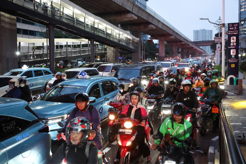 People ride on motorbikes during the afternoon rush hours in Jakarta, Indonesia, June 10, 2026. REUTERS/Willy Kurniawan
