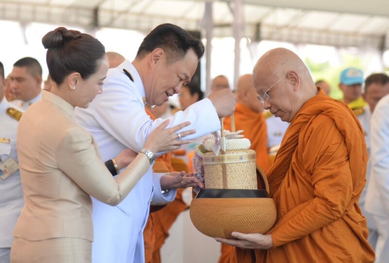 นายกฯ นำ ครม.ตักบาตรถวายพระราชกุศล วันเฉลิมพระชนมพรรษา สมเด็จพระนางเจ้าฯ พระบรมราชินี