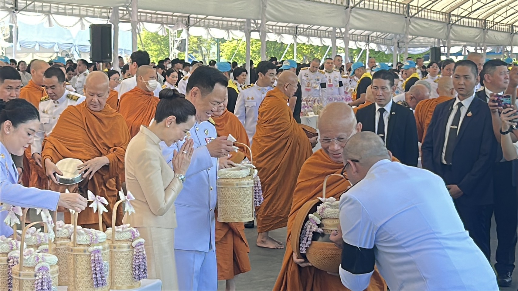 นายกฯ นำ ครม.ตักบาตรถวายพระราชกุศล วันเฉลิมพระชนมพรรษา สมเด็จพระนางเจ้าฯ พระบรมราชินี