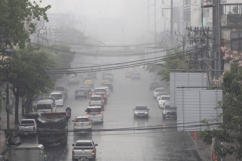 กรมอุตุฯ พยากรณ์อากาศวันนี้ (18 มิ.ย.) ทุกภาคยังมีฝน 40 - 60% ตกหนักบางแห่ง