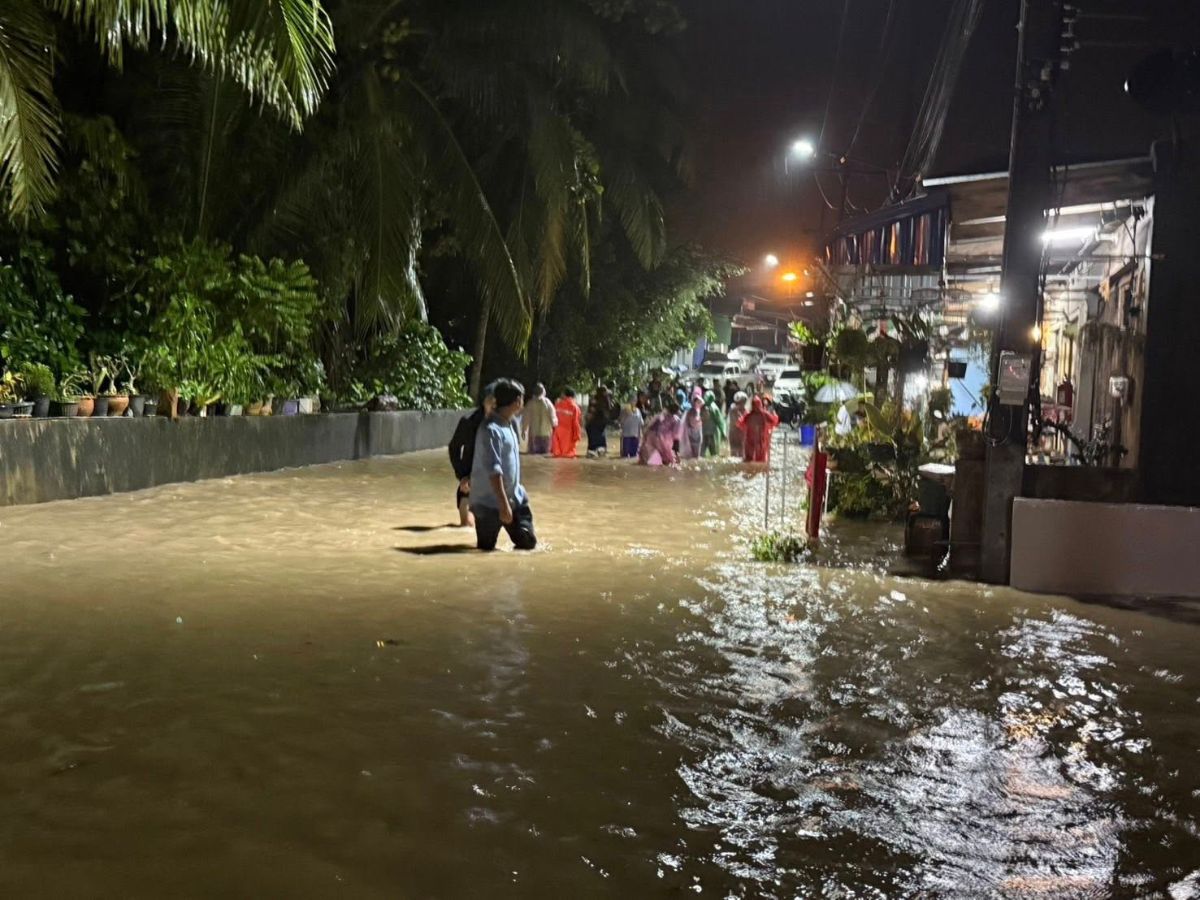 ฝนตกหนัก กระบี่ พังงา ตรัง น้ำล้นตลิ่งท่วมบ้านเรือน ปภ.เตือน