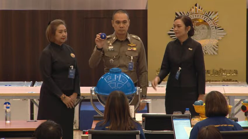 พล.ต.ต.เดชรพี คงดี ผู้บังคับการตำรวจภูธรจังหวัดนนทบุรี เป็นประธานออกรางวัลงวด 1 มิ.ย. 2569