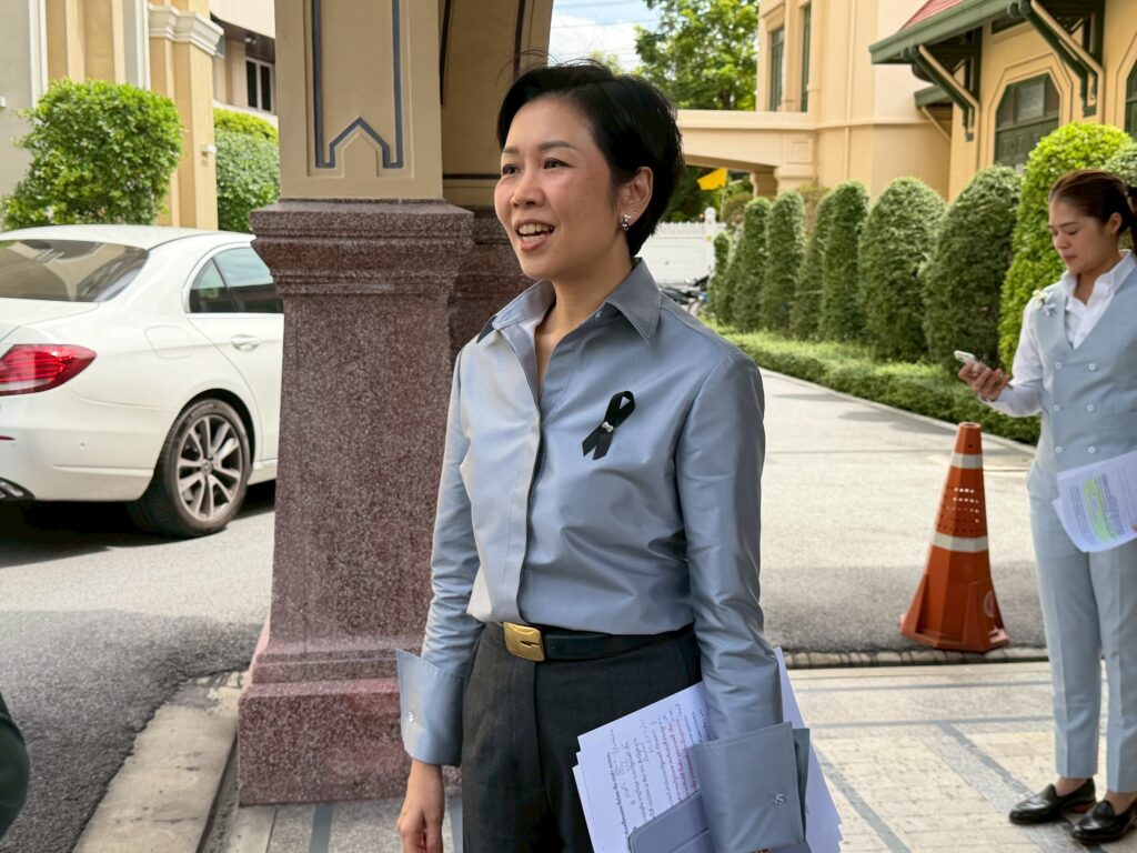 รัชดา ธนาดิเรก โฆษกประจำสำนักนายกรัฐมนตรี