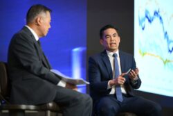 2 กูรูเศรษฐกิจ KKP ‘ศุภวุฒิ-พิพัฒน์’ เตือนรับมือความเสี่ยง AI ชี้กระแสลงทุนอาจแบกตลาดได้อีกแค่ 2-3 ปี