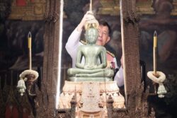 ในหลวงทรงเปลี่ยนเครื่องทรงพระแก้วมรกต จากฤดูร้อนเป็นฤดูฝน